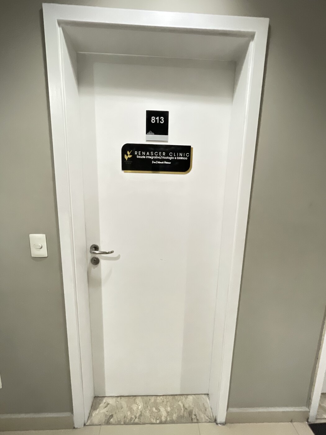 Porta da sala 813, entrada da Renascer Clinic