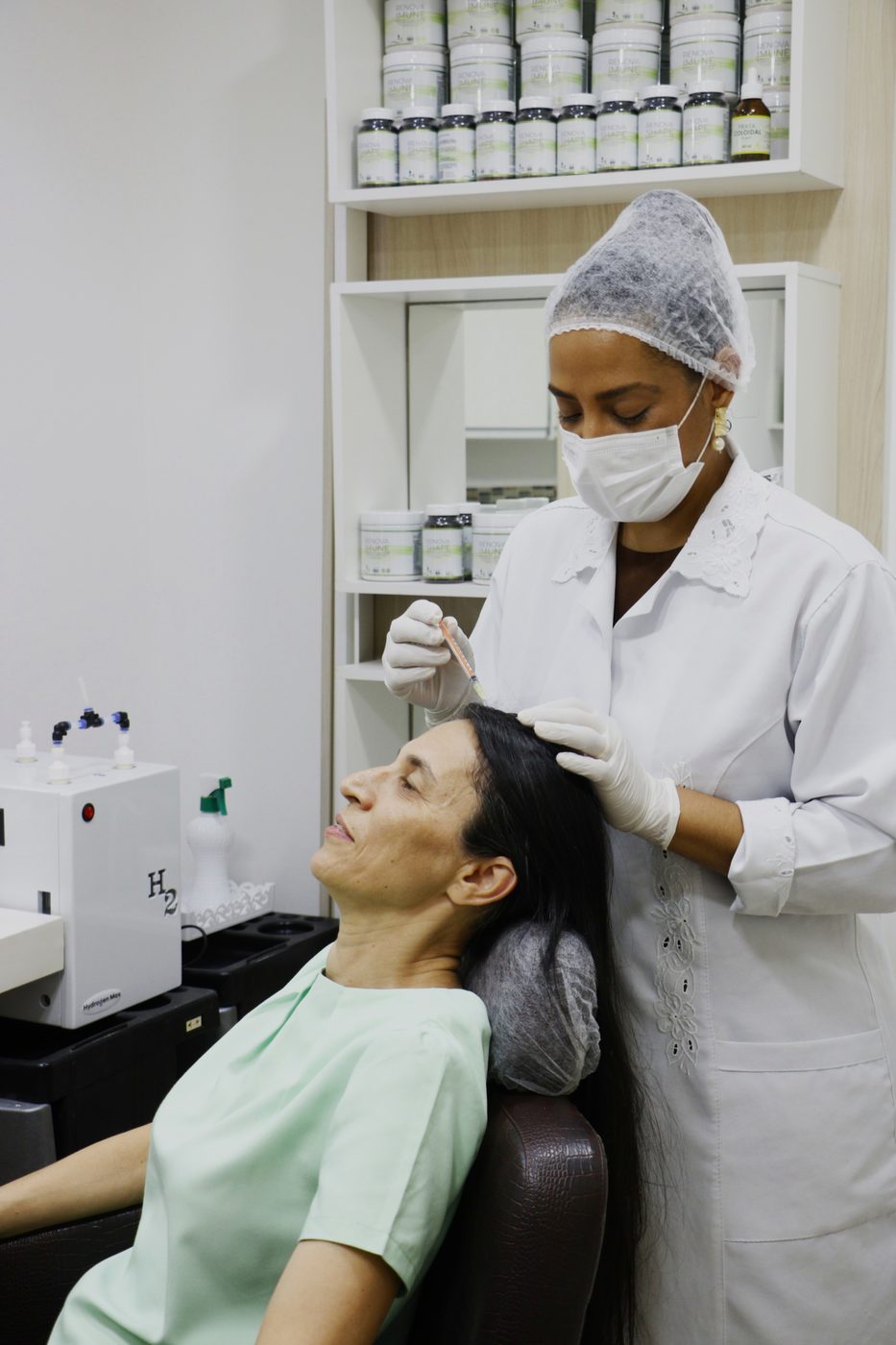 Procedimento capilar realizado na Renascer Clinic, em São Vicente