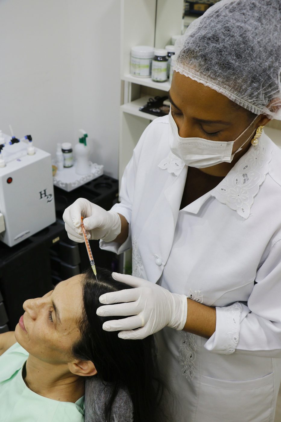 Aplicação de ativos no couro cabeludo na Renascer Clinic